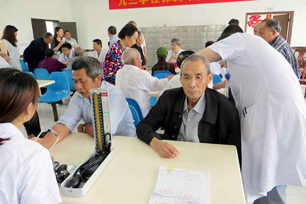 健康一體機(jī)顯示器設(shè)有觸摸顯示屏